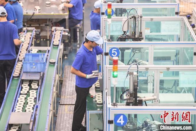 刘力鑫 摄图为南昌海立智慧工厂生产车间内,工作人员在整理零配件